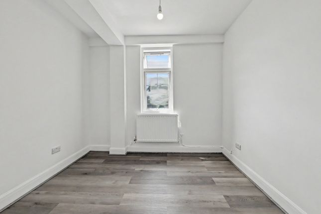 Stoke Newington Road N16 8BP, London photo 4