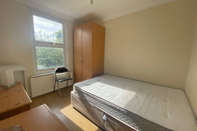 Room to rent in Graham Road, London