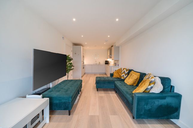 Flat 2, Burnett Court, 575, Victoria Road, Ruislip photo 3