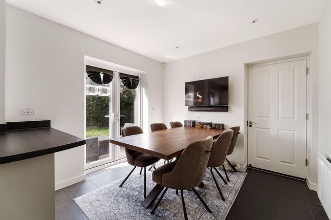 27 Preston Manor Road, Tadworth photo 3