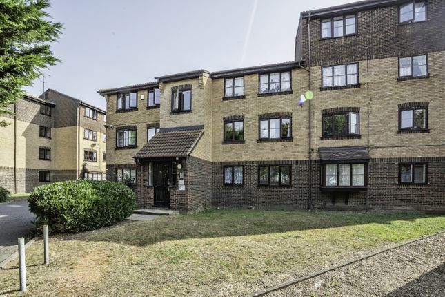 Thumbnail Flat for sale in Conway Gardens, Grays