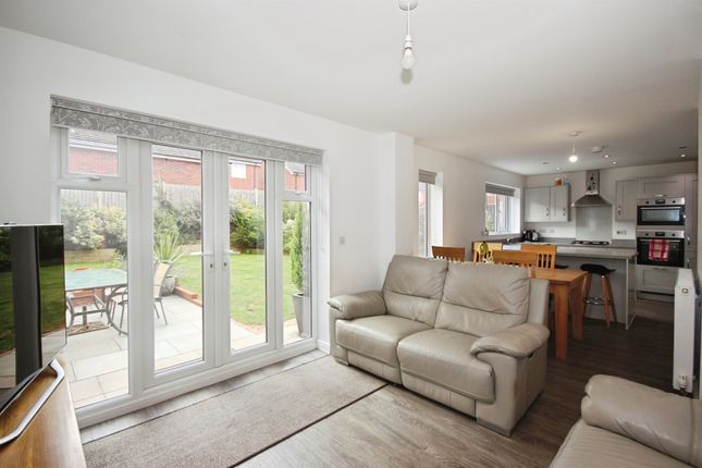 10, Farnes Close, Leamington Spa photo 4