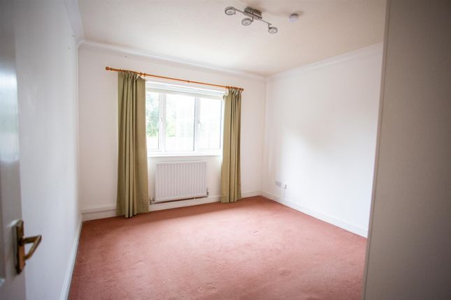 3, Robins Court, Chard photo 4