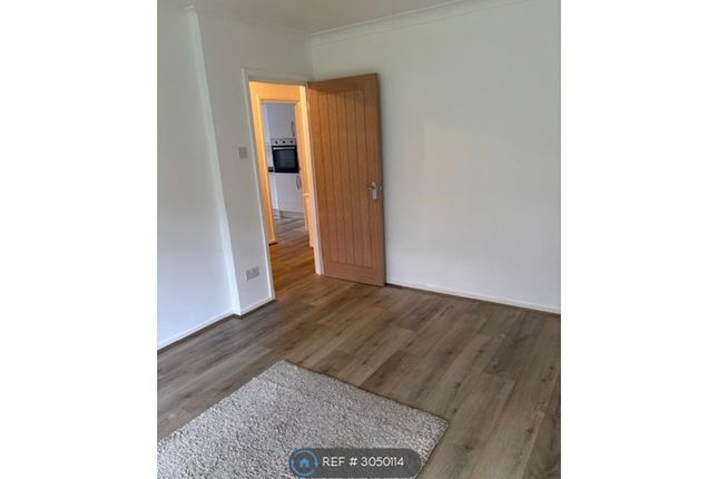 Flat, Morris Court Oakdene Road, Redhill photo 2