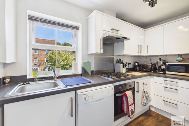6 Clover Mead, Bognor Regis photo 3