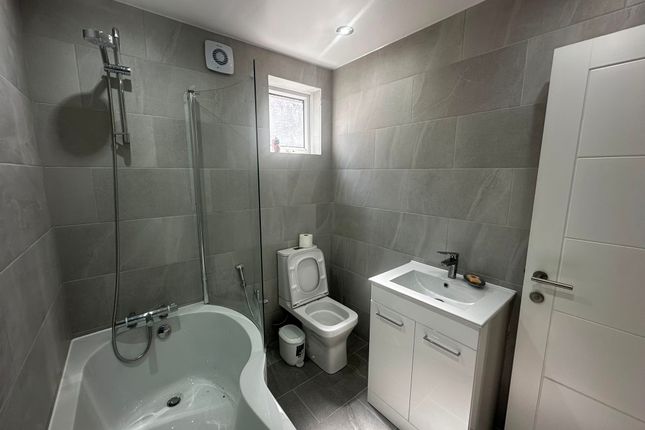 131, Brownhill Road, London photo 4