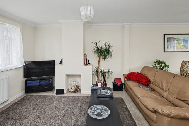 15 Jessel Drive, Loughton photo 2