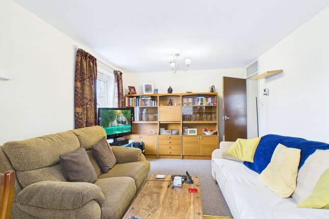 104, Eyrescroft, Peterborough photo 3