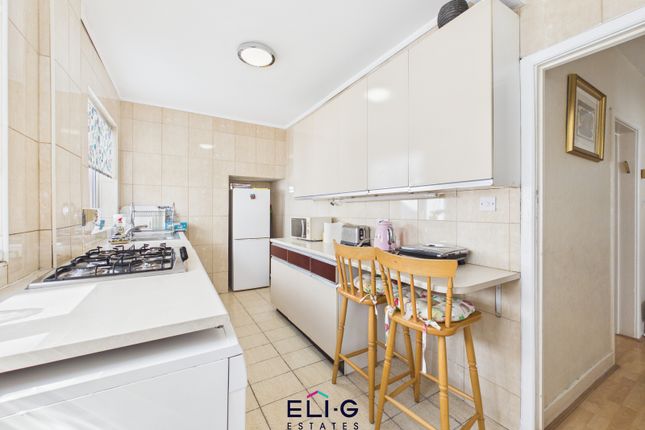 46 Holders Hill Avenue, London photo 2