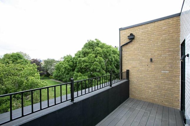 Flat to rent in The Clipper, Rotherhithe Street