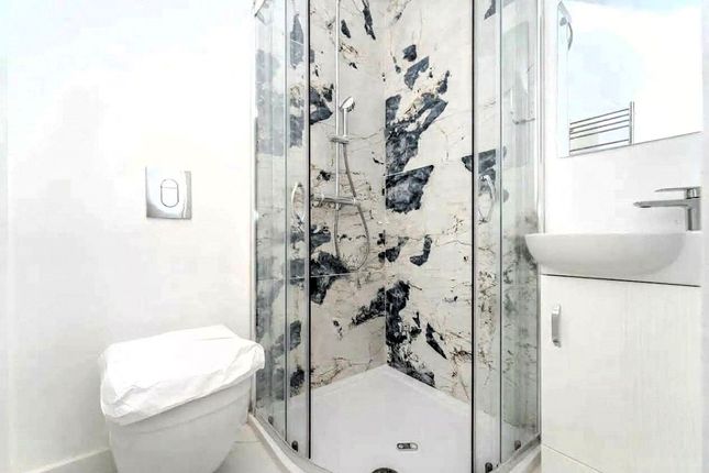 Second Floor Rear Flat, 35 Bond Street, London photo 5