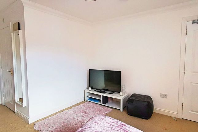 Room 1, 4, Fitzwilliam Court, Northants photo 3