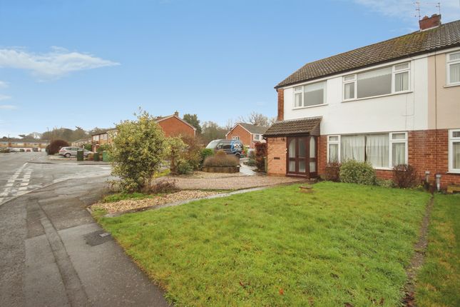 45, Foxes Way, Warwick photo 4