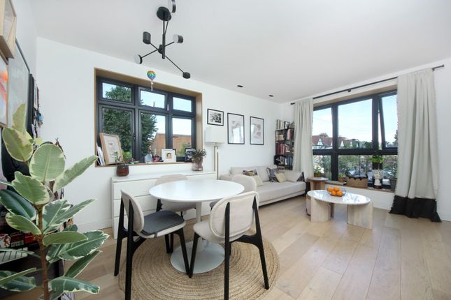 Flat 4, 9, King Edwards Gardens, London photo 2