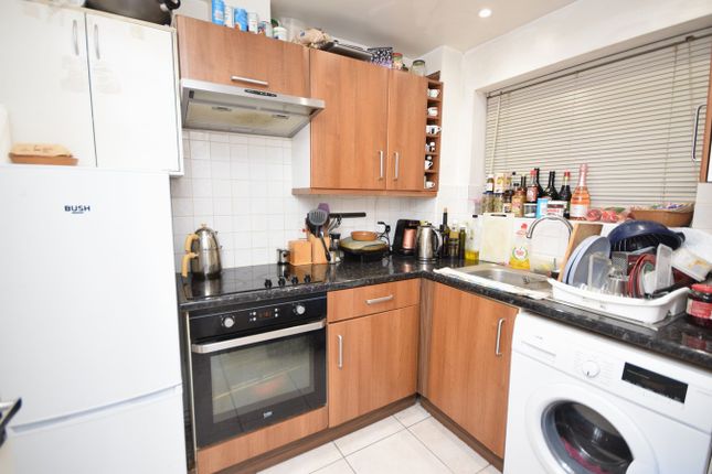 Flat 4 Caesars Court,, Bethel Lane, Farnham photo 4
