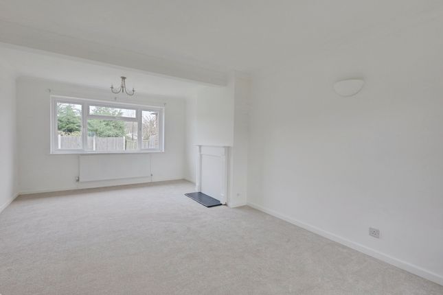 8, Chesterfield Crescent, Leigh-on-sea photo 2