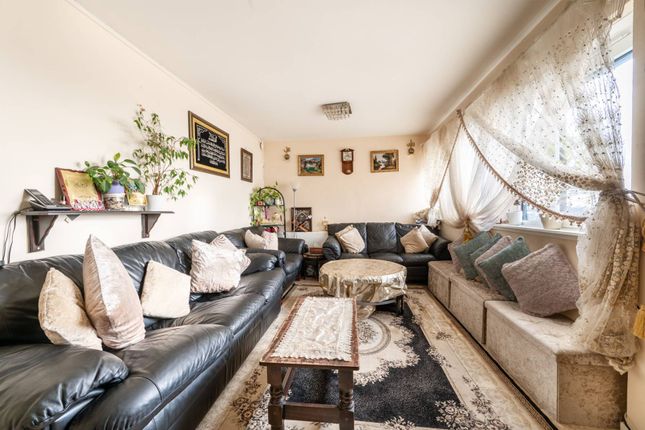 Thumbnail Flat for sale in Golborne Gardens, Portobello, London