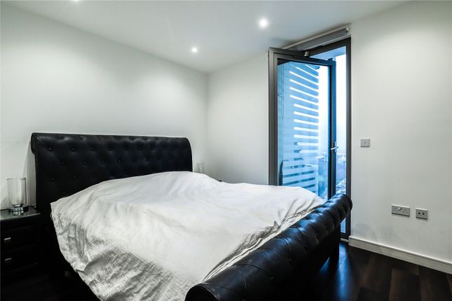 Flat to rent in Kew Eye Apartments, Brentford