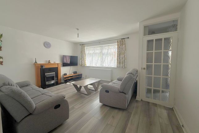 25, Catherine Drive, Sunbury-on-Thames photo 3