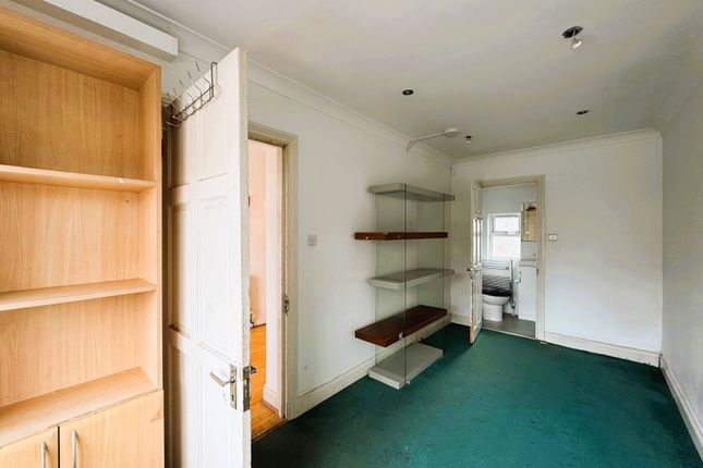 23, Orchard Gate, Greenford photo 3