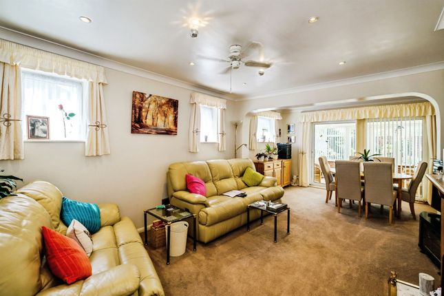 7, Seaside Close, Lancing photo 2