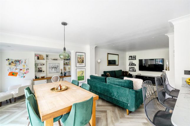 4, Cedar Close, Surrey photo 4