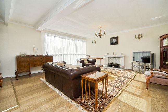 Flat 3, Beverley Court, Shadwell Lane, Leeds photo 2