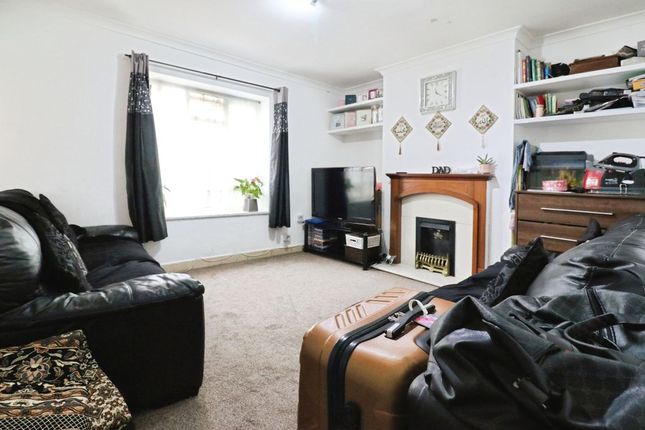 2, Darrell Close, Slough photo 3