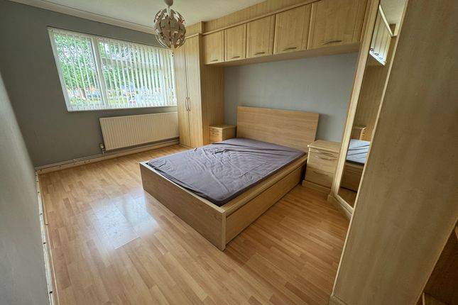 71, Catherine Drive, Sunbury-on-Thames photo 3