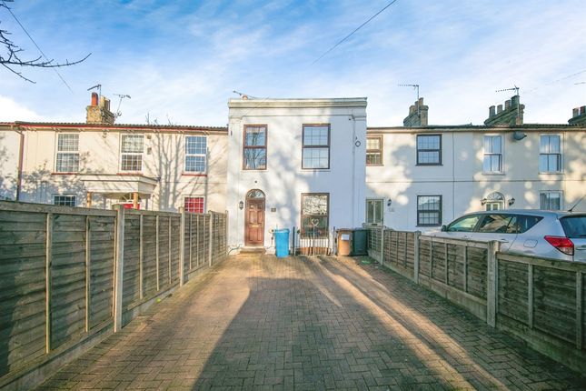 Thumbnail Town house for sale in Woodbridge Road, Ipswich