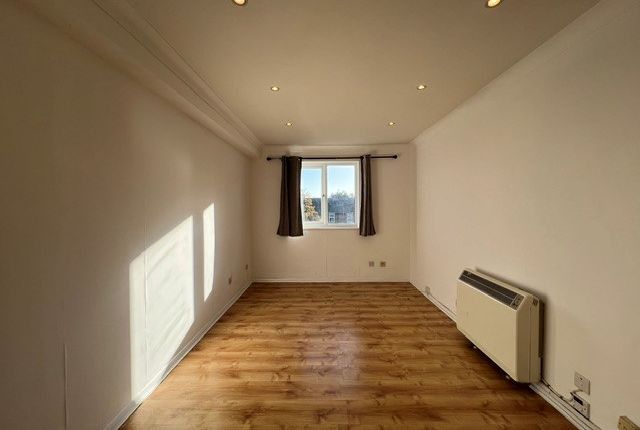 12, Amwell Court, Hoddesdon photo 4