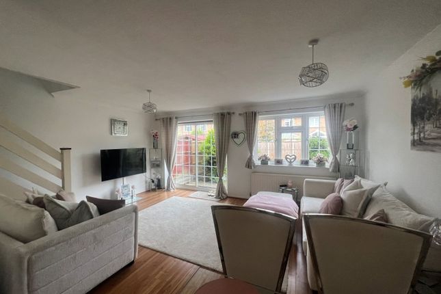 19, Robin Way, Staines photo 5