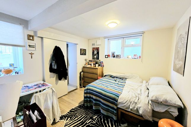 Flat to rent in Holloway Road, Archway