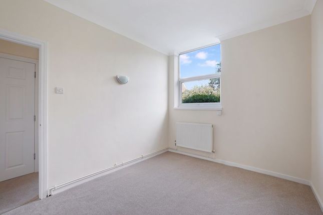 6 Theaker House, Gorringe Avenue, Dartford photo 3