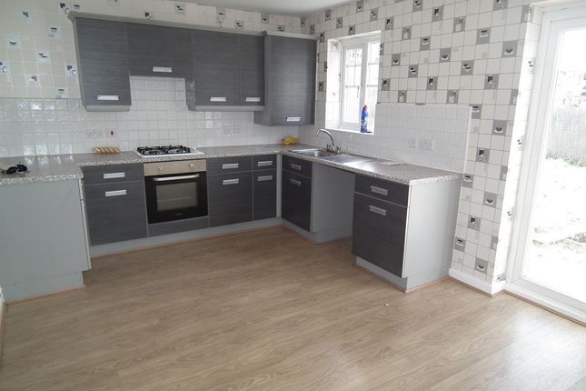 8, Corsair Avenue, Bradford photo 2