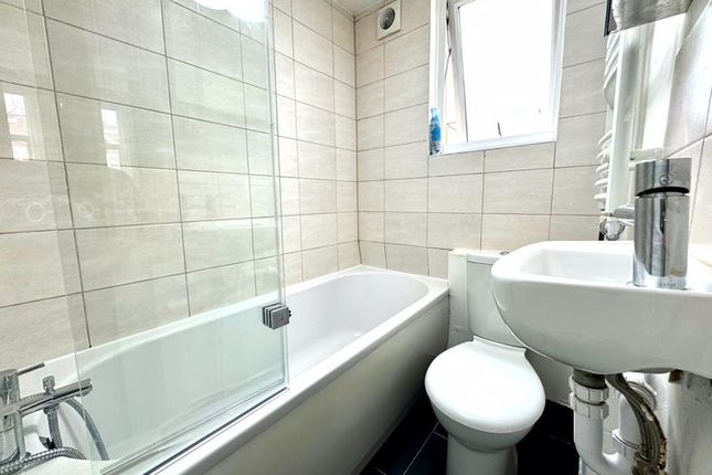 Flat to rent in Elm Park Road, London
