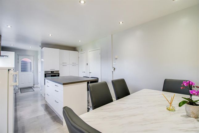 8, Harwood Close, Wakefield photo 3