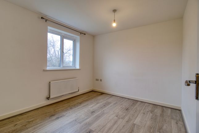 8, Lucknam Crescent, Swindon photo 5