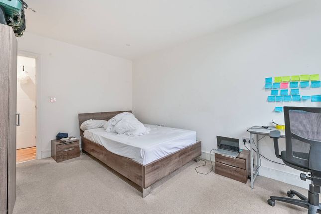 Flat to rent in Leven Road, Tower Hamlets, London