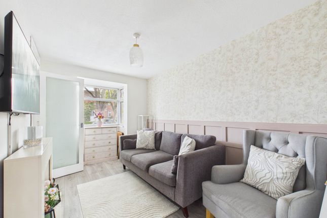 2, Englefield, Horsham photo 4
