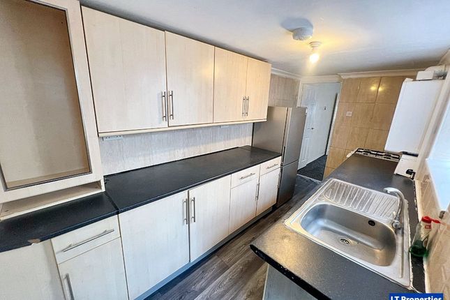 15 Hillside Road, Luton photo 4
