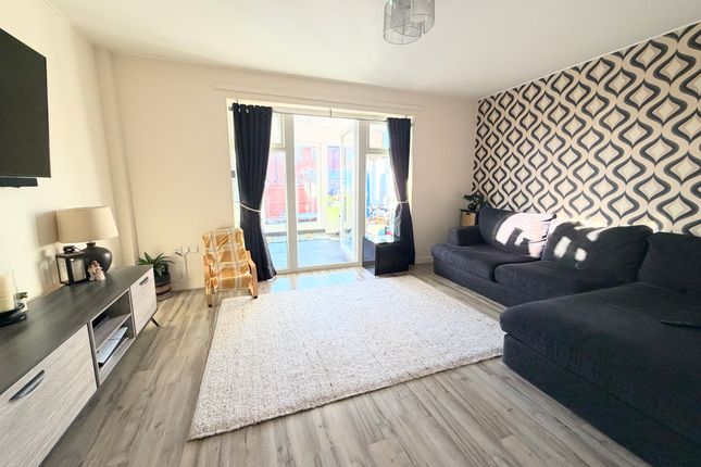 8 Acorn Avenue, Camberley photo 2