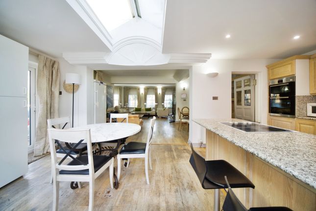 12 Squires Mount, Hampstead, London, Nw3 1Ed