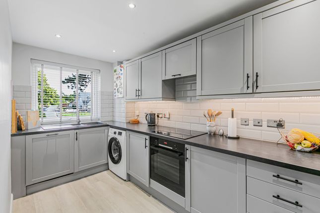 4 Timberhill, Ashtead photo 2