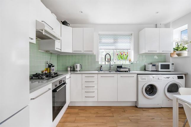 28, Kelvedon Close, Kingston Upon Thames photo 3
