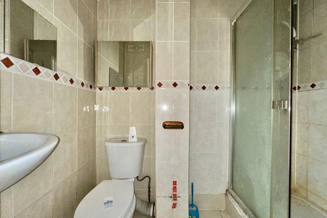 17 Fellowes Court, Cranford Lane, Harlington photo 4