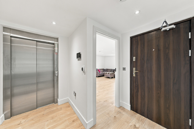 16B Hamlet Gate, High Road, London photo 4