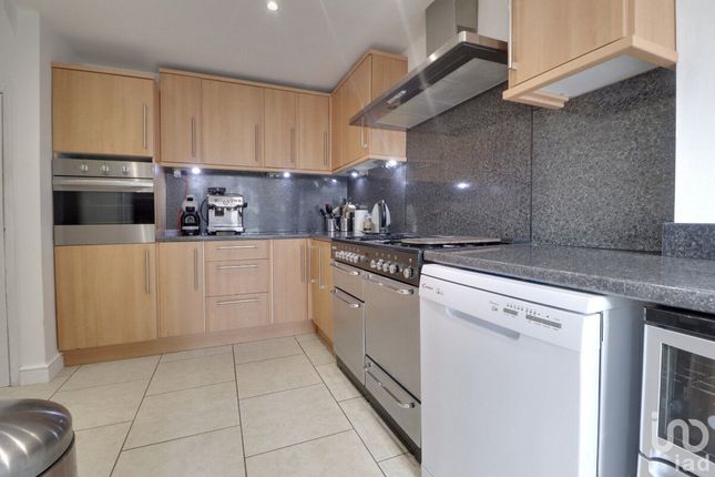 25, Hookfield, Harlow photo 4