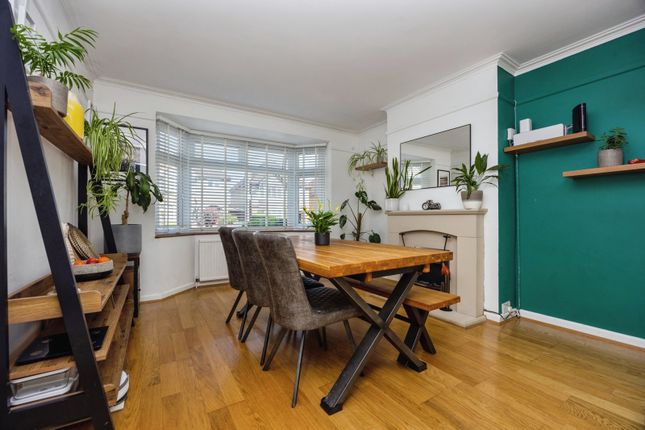 27, Byrefield Road, Surrey photo 2
