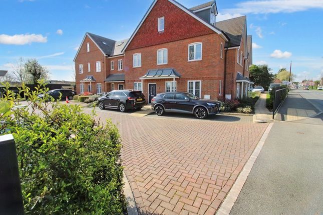 Thumbnail Flat for sale in Amersham Road, Hazlemere, High Wycombe